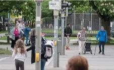  ?? ?? Immer viel los: Viele Fußgänger überqueren hier die viel befahrene Dachauer Straße in Neuhausen. Die Tram hat trotz Grün Vorrang.