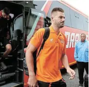  ?? Picture: SHAUN ROY/SPORTZPICS ?? WHAT A DISAPPOINT­MENT: Sunrisers Eastern Cape captain Aiden Markram, left, arrives at St George’s Park yesterday while match officials consult with groundsman Adi Carter, right, before the SA20 opening match was later abandoned due to persistent rain in Gqeberha