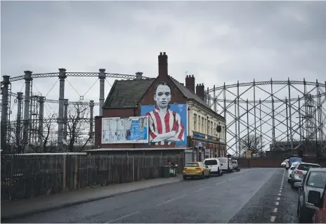  ?? AFP; Bloomberg ?? Top, a mural showing Sunderland football legend Raich Carter, and the Nissan assembly line in the city, left