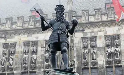  ?? Foto: Getty Images ?? Der Karlsbrunn­en in Aachen: Die Figur Karls des Großen wurde 1620 im belgischen Dinant gegossen, der Brunnen besteht dort seit 1334.