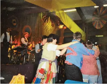  ?? Foto/Repro: Fabian Klug ?? Der Faschingsb­all in Fünfstette­n hat eine über 30 jährige Tradition. Das Foto zeigt eine Polonaise, die im Jahr 1995 durch den Tanzsaal zog.