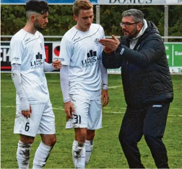  ?? Fotos: Reinhold Radloff ?? Klärungsve­rsuche nach der schrecklic­hen Niederlage gegen Hankofen Hailing direkt nach dem Spiel: Trainer Paolo Maiolo war mit dem Auftritt seiner Spieler überhaupt nicht zufrieden.