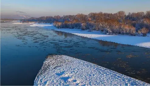  ?? ?? La rivière Vistule en Pologne en hiver.
