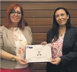  ??  ?? Ms Dimech Sant, CEO of Richmond Foundation, presented the certificat­e to Professor Carmen Sammut, pro-rector for Staff and Student Welfare