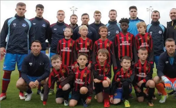  ??  ?? Laytown United Under-10s with the Drogheda United first team and the club’s half-time teams coordinato­r Paul Holland (right) before the Boynesider­s’ recent 2-1 victory over Longford