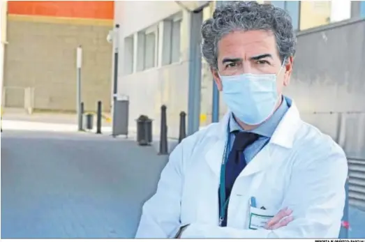  ?? REPORTAJE GRÁFICO: PASCUAL ?? Miguel Ángel Ortiz de Valdiviels­o, en los exteriores del Hospital de Jerez durante la entrevista.