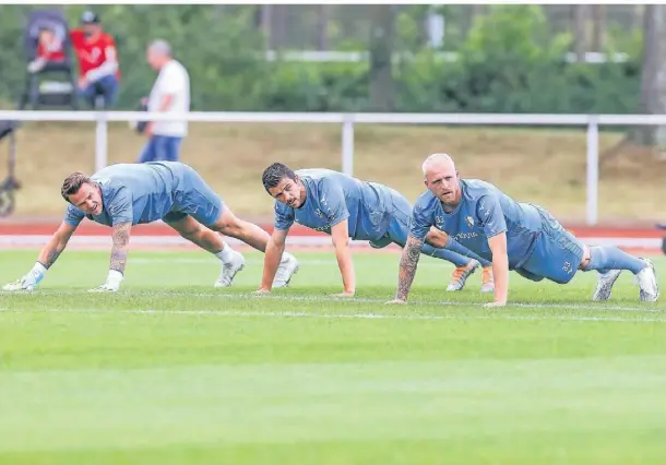  ?? FOTO: TIM REHBEIN/DPA ?? Bereit für den Test beim 1. FC Monheim: Bochums Profis Manuel Riemann, Anthony Losilla und Philipp Hofmann (von links).