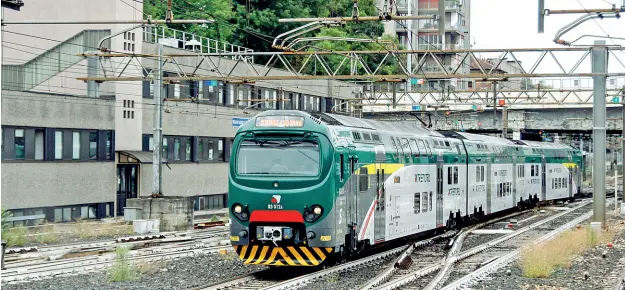  ?? (foto Balti) ?? Stazione Cadorna Un convoglio Trenord in transito nell’hub ferroviari­o di Cadorna, base della società Ferrovie Nord Milano e snodo fondamenta­le dei treni pendolari