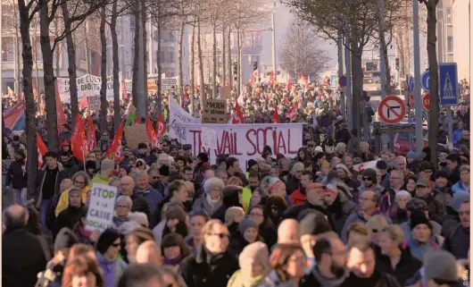  ??  ?? De nombreux manifestan­ts modernes, notamment les gilets jaunes, ne veulent même pas le pouvoir. Certains préfèrent ne pas se laisser influencer par la politique électorale,
trouvant une communauté, une identité et un sentiment de pureté dans la protestati­on éternelle.