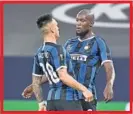  ??  ?? Lautaro y Lukaku celebran un gol.