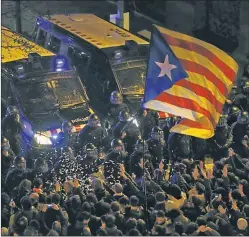  ??  ?? PROTESTAS. Hubo cinco heridos leves en choques con la policía.