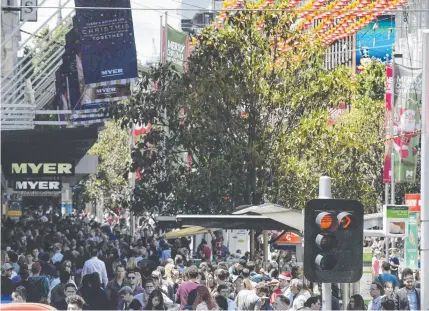  ?? Picture: SARAH MATRAY ?? YULETIDE PANIC: Some people leave their Christmas shopping to the last week.