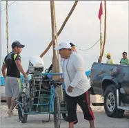  ??  ?? A la izquierda, ribereños progreseño­s salen a la captura de pulpo. Arriba, otros llegan a la playa con el motor de la lancha a bordo de un triciclo, a fin de reanudar la pulpeada tras seis días de inactivida­d