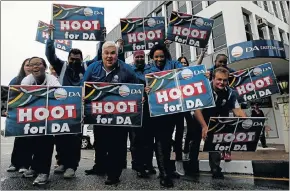  ?? Picture: JUDY DE VEGA ?? HONK THOSE HORNS: DA deputy provincial leader Bobby Stevenson, centre, joins party volunteers in the HOOT for DA campaign in Port Elizabeth