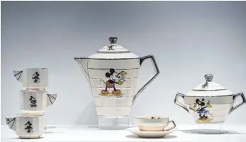  ?? FOTOS: DPA ?? Micky-Maus-Motive gab es 1930 auch auf diesem Teeservice aus Frankreich.