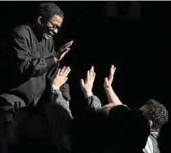  ?? Foto: Philharmon­ie / Alfonso Salgueiro ?? High Five! Zum Abschied geht Herbie Hancock mit seinem Publikum auf Tuchfühlun­g.