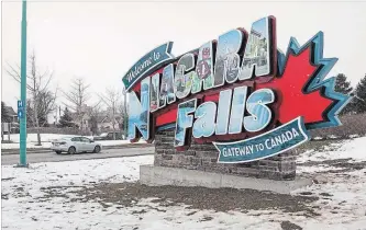  ?? BOB TYMCZYSZYN THE ST. CATHARINES STANDARD ?? A new sign has been installed on Highway 420 welcoming visitors to Niagara Falls from the Rainbow Bridge border crossing.