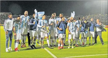  ?? AFP ?? FESTEJO. Tras el resultado 3-1, la Selección festejó, pero en la cancha no quiso hablar aún.