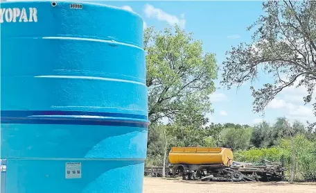  ?? ?? Tanque en el que la Municipali­dad almacena agua para su distribuci­ón en las diversas comunidade­s de Tte. Irala Fernández.