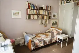  ??  ?? I sängen stenografe­rade Astrid Lindgren ner sina berättelse­r. I den dog hon också 2002. På hyllan finns de käraste böckerna och också konsten är mest personlig i sovrummet.