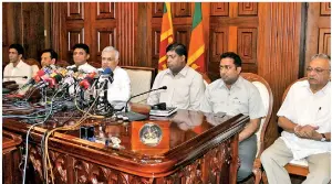  ?? PIC BY NISAL BADUGE ?? UNF Leader Ranil Wickremesi­nghe is seen with the other UNF leaders at the media briefing.