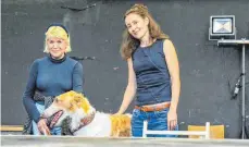  ?? FOTO: JASON TSCHEPLJAK­OW/DPA ?? Sopranisti­n Maria Rosendorfs­ky (re.) und Maria Magdalena Katharina Roth von Groß zu Tudor mit ihrem Barsoi während des Hunde-Castings an der Oper Ulm.