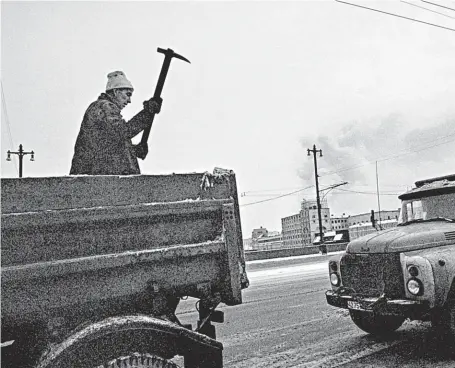  ?? FOTO 2 × VLADIMÍR BIRGUS ?? Moskva, 1982. Socialisti­cké budování světlých zítřků v hlavním městě tehdejšího Sovětského svazu.