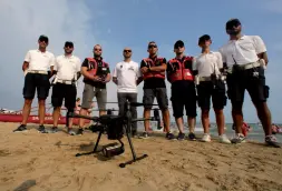  ??  ?? A Bibione La polizia locale si è dotata di un drone per inseguire dall’alto i venditori abusivi