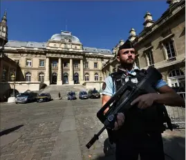  ?? (Photo AFP) ?? Le Palais de justice de Paris est placé sous haute surveillan­ce.
