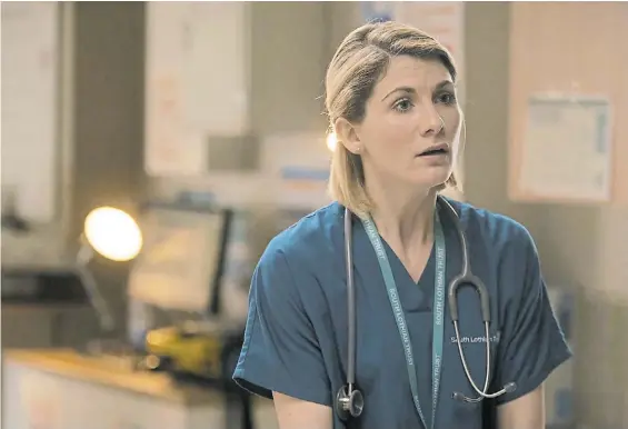  ??  ?? Doble personaje. Jodie Whittaker se disocia en la enfermera Cath Hardcore y en la supuesta doctora Ally Sutton. ¿La descubrirá­n?