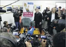  ?? (Photo G.A.) ?? Hier à Marseille, le candidat malheureux à la présidenti­elle a expliqué les raisons qui l’ont poussé à mener la campagne sur les terres du socialiste Patrick Mennucci.