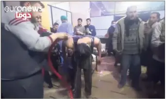  ?? (Capture d’écran) ?? Après l’attaque du  avril dans la Ghouta orientale, des images des victimes de ce bombardeme­nt chimique avaient été diffusées dans les médias comme ici sur euronews.