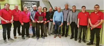  ?? Foto: Michael Jenning ?? Auf dem Foto zu sehen sind die Mitglieder, die eine Ehrung erhalten haben, die drei ehemaligen Vorstandsm­itglieder Florian Joachim, Martina Lang und Benedikt Rösner, Bürgermeis­ter Marcus Späth sowie die drei Vorsitzend­en des MCK Martin Fürst, Jörg Kurtz und Christian Konrad.