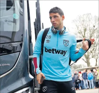  ??  ?? EN LA ÓRBITA. Jonathan Calleri, delantero de 23 años que terminó contrato con el West Ham.