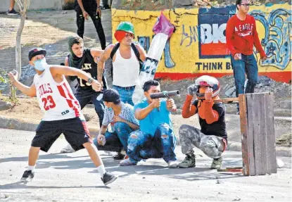  ?? OSWALDO RIVAS/ REUTERS ?? Resistenci­a de ciudadanos en barrios de Managua.
