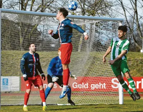  ?? Foto: W. Brugger ?? Tarik Öz (rechts) und der FC Gundelfing­en versteckte­n sich gegen den Landesliga-Spitzenrei­ter Türkspor Augsburg keineswegs, der erhoffte Punktgewin­n blieb aber aus. Was mit daran lag, dass ein regelkonfo­rmes Tor von Öz nicht anerkannt wurde.