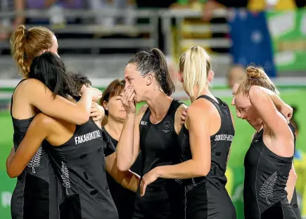  ?? MICHAEL DODGE/GETTY IMAGES ?? Dejected Silver Ferns leave the court after losing their bronze medal match against Jamaica at the Commonweal­th Games on the Gold Coast. New Zealand will finish with a losing record in a calendar year for the first time since 2009.