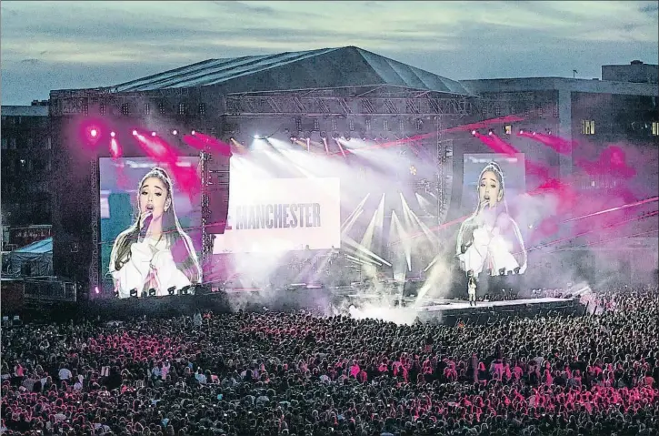  ?? HANDOUT / REUTERS ?? Miles de personas demostraro­n el pasado fin de semana, al acudir al concierto de Ariana Grande en Manchester, que el miedo al terrorismo yihadista se puede superar