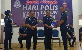  ?? ?? Alexson (second right) presents a certificat­e of appreciati­on to Cpl Awang Hasbi Awang Zaini.