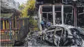  ?? FOTO: BERNAT ARMANGUE/DPA ?? Bei Angriffen auf die ukrainisch­e Stadt Cherson starben laut Behörden mindestens 15 Zivilisten.
