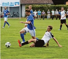  ?? Foto: mm ?? Der FC Penzing (blaue Trikots, vorne Martin Greubel) trennte sich vom SV Raisting mit einem 1:1 Unentschie­den.