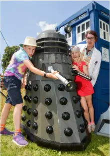  ?? Pictures: Steve Smyth/WP17062201 ?? Matthew (11) and Emily Vickers (9) with Debbie Dummer and a Dalek at Charvil Village Fete