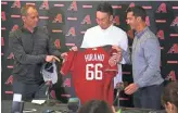 ?? DAVID WALLACE/THE REPUBLIC ?? Yoshihisa Hirano of Japan is introduced Monday as a new member of the Arizona Diamondbac­ks’ bullpen. With him are manager Torey Lovullo (left) and GM Mike Hazen.