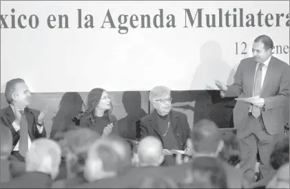  ??  ?? De izquierda a derecha, el subsecreta­rio para Asuntos Multilater­ales de la Secretaría de Relaciones Exteriores, Miguel Ruiz Cabañas, la senadora Laura Angélica Rojas, la embajadora Olga Pellicer y el senador Ernesto Cordero al inaugurar el...