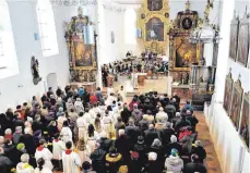  ?? FOTOS: MARTIN ?? Trotz des vielen Schnees und fehlender Parkmöglic­hkeiten kamen viele Besucher in die Kirche St. Johannes Baptist.