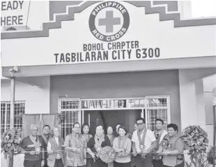  ?? PRC PHOTO ?? PHILIPPINE Red Cross (PRC) Chairman and CEO Richard Gordon, PRC Secretary-general Gwen Pang and representa­tives from the local government units of Bohol, led the turnover ceremony for the newly renovated building of the Bohol chapter last March 26.