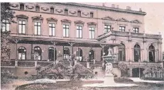  ?? FOTO: SAMMLUNG PETER HOEVELER ?? Ebenfalls um das Jahr 1905 entstand diese Aufnahme für eine Ansichtska­rte. Sie zeigt den Garten und die Rückansich­t des Hauses.