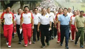  ?? MIFTAHULHA­YAT/JAWA POS ?? JAGA NKRI: Marsekal Hadi Tjahjanto (tiga dari kiri) bersama Jenderal Tito Karnavian (tengah) saat jalan santai di Mabes TNI, Cilangkap, Jakarta, kemarin (6/3).