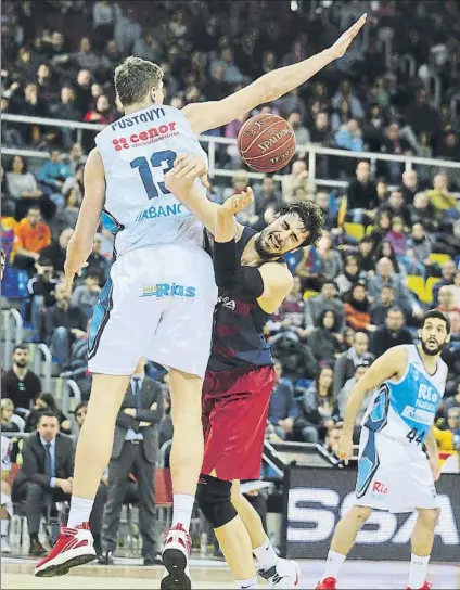  ?? FOTO: PEP MORATA ?? Pustovyi frenando a Tomic en un partido entre el FC Barcelona y el Obradoiro en el Palau Blaugrana