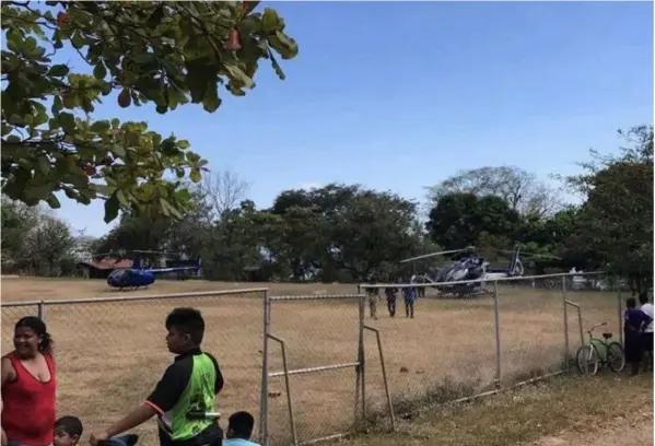  ?? arCHivo ?? En esta foto, del 18 de febrero del 2018 en Costa de Pájaros, Puntarenas, se ven los dos helicópter­os en que viajó Fabricio Alvarado.